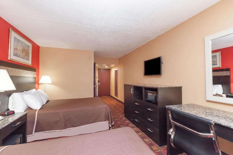Howard Johnson by Wyndham Newark Airport 4