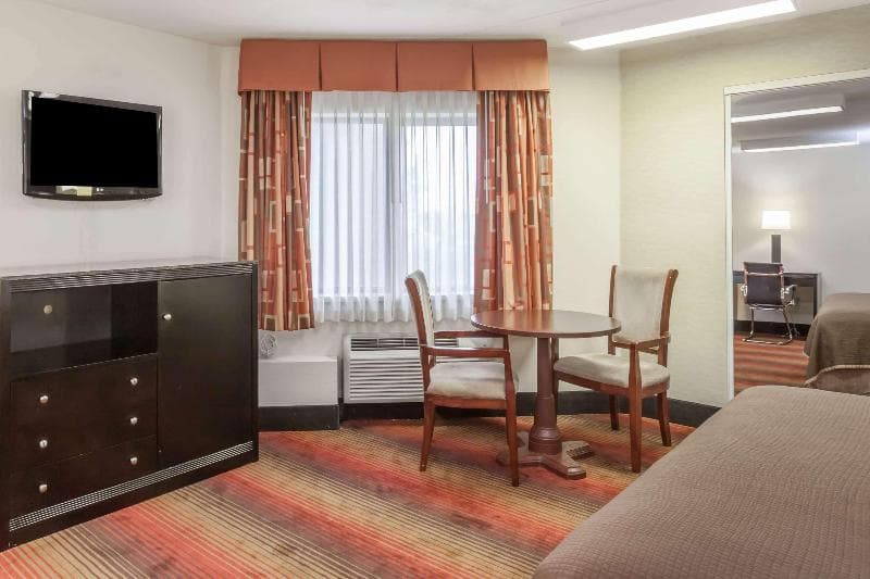 Howard Johnson by Wyndham Newark Airport 5