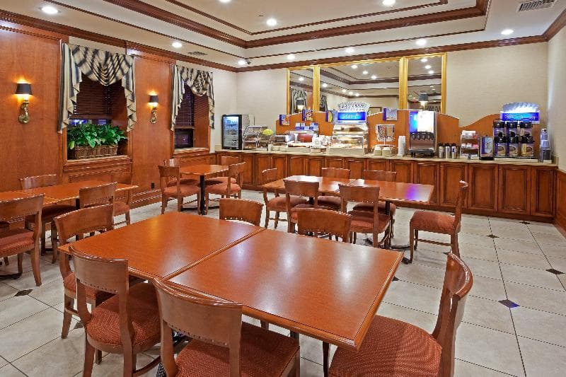 Holiday Inn Express Lynbrook - Rockville Centre 2