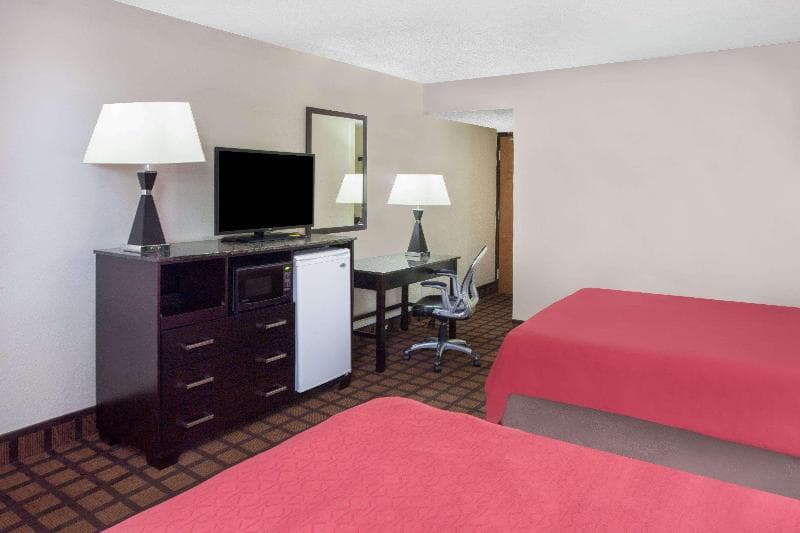 Super 8 By Wyndham Chicago 3