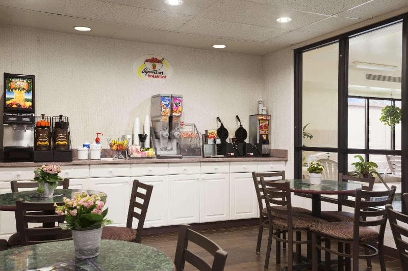 Super 8 By Wyndham Aurora/Naperville Area 2