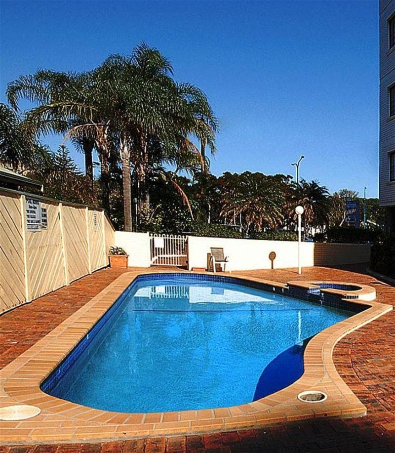 Burleigh Gardens North Hi-Rise photo 1