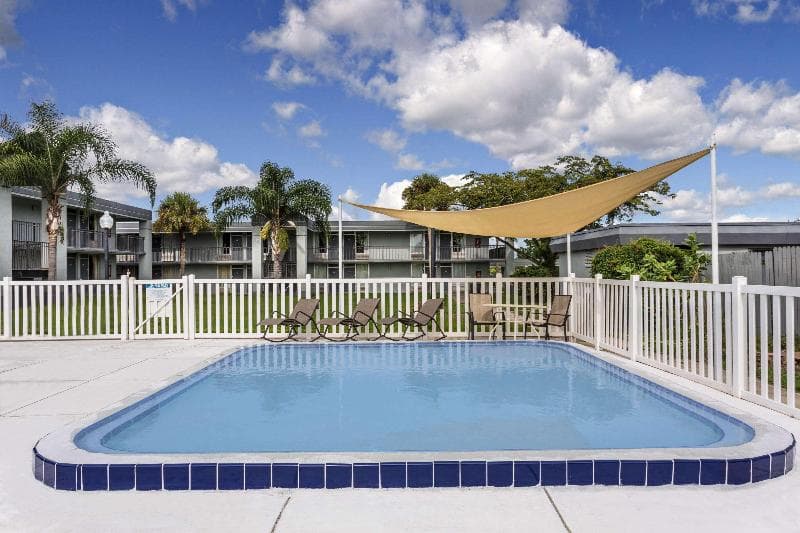 Super 8 By Wyndham Ocala I-75 5