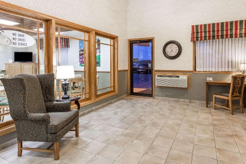Super 8 By Wyndham Ottawa Starved Rock 5