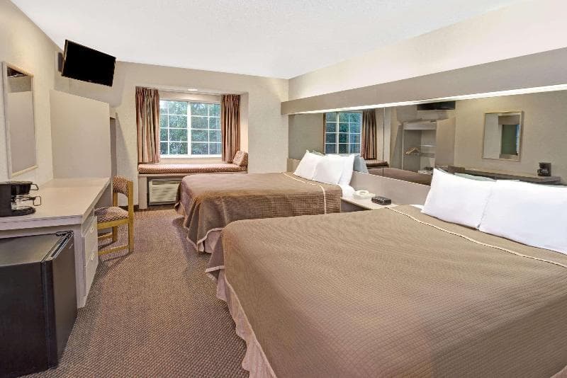 Howard Johnson By Wyndham Elk Grove Village Hotel & Suites 5