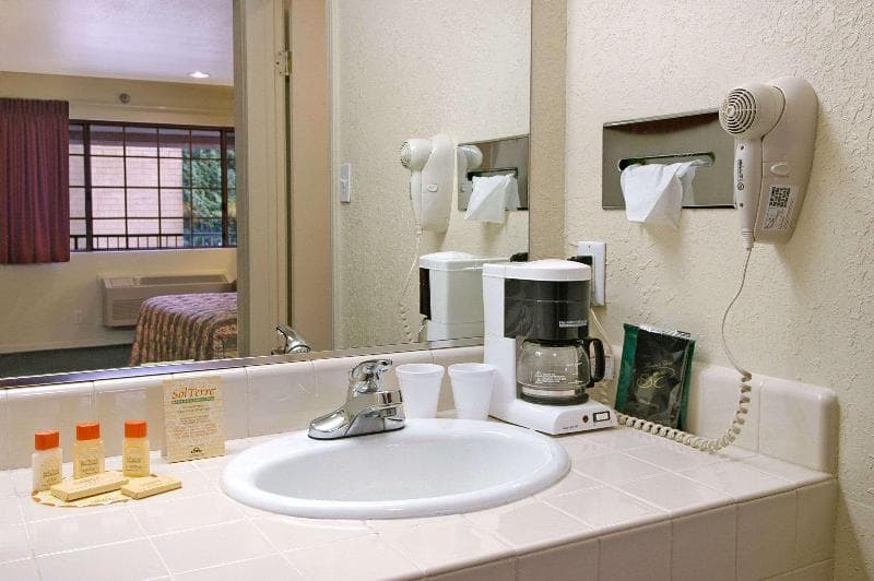 Days Inn & Suites Hayward 2