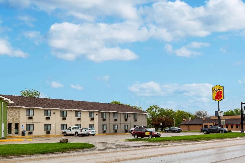 Super 8 By Wyndham Storm Lake photo 1