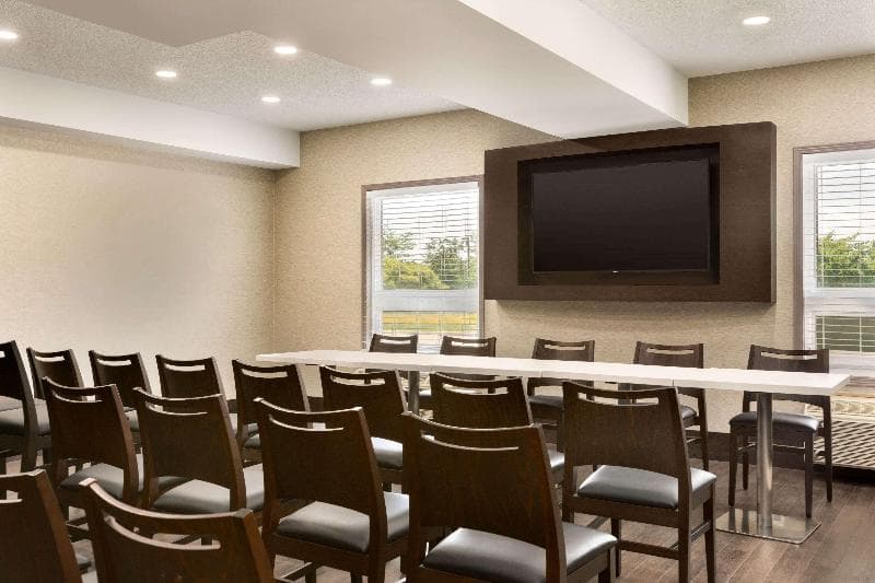 Super 8 By Wyndham Ajax/Toronto photo 1