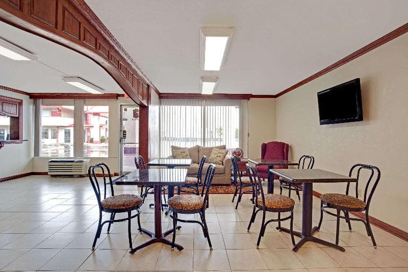Super 8 By Wyndham Oklahoma/Frontier City 5
