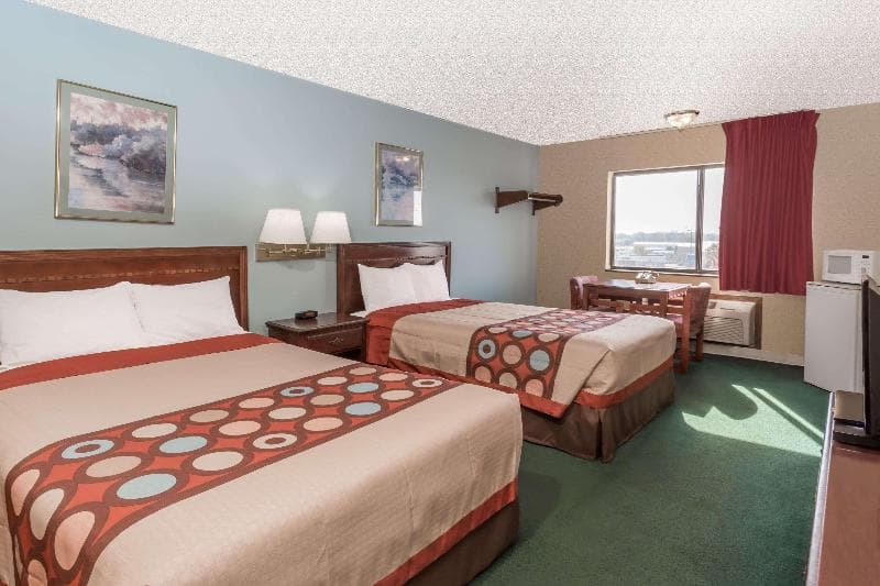 Super 8 by Wyndham Woodstock 3