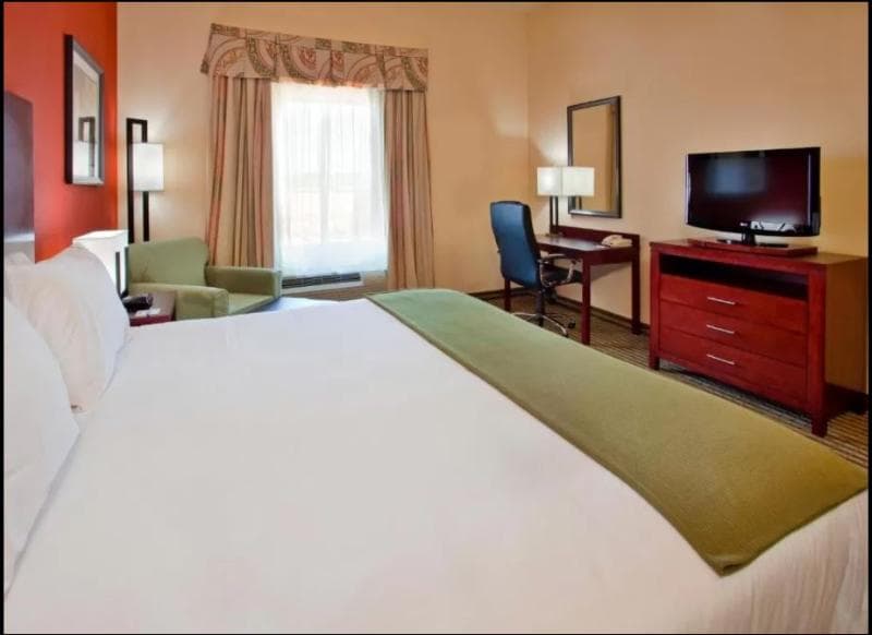 Holiday Inn Express Hotel & Suites Guthrie North E 3