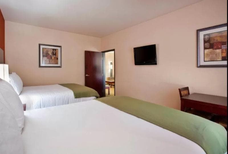 Holiday Inn Express Hotel & Suites Guthrie North E 5