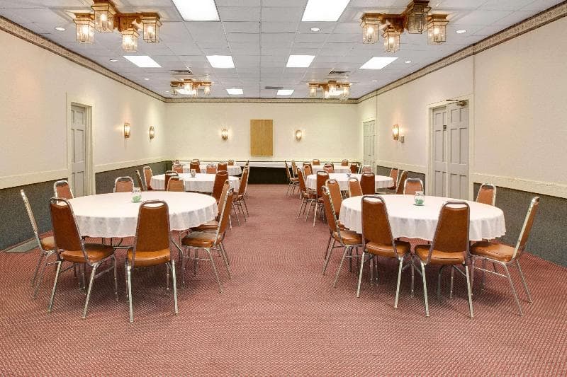 Super 8 By Wyndham Norman 2