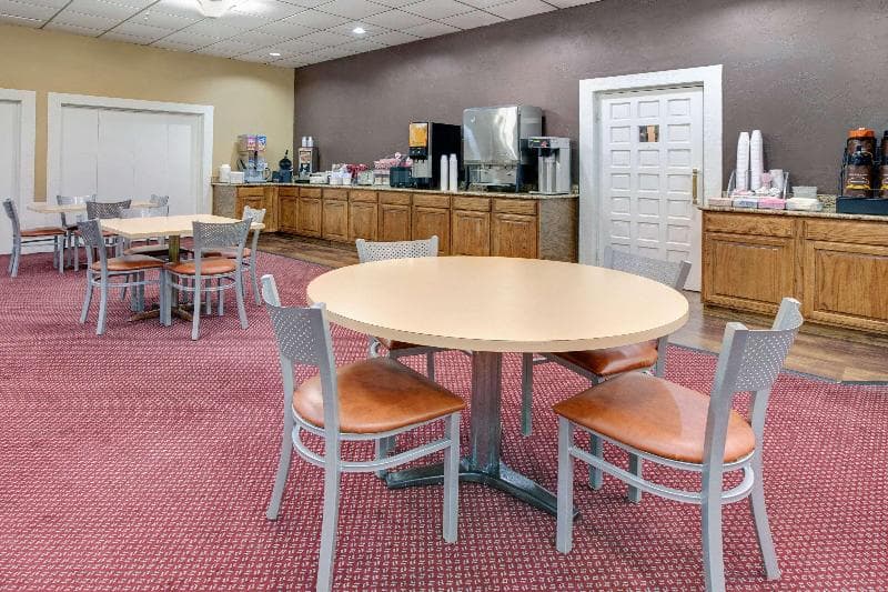 Super 8 By Wyndham Norman 4