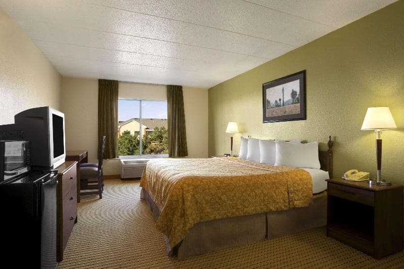 Travelodge by Wyndham Lansing photo 1
