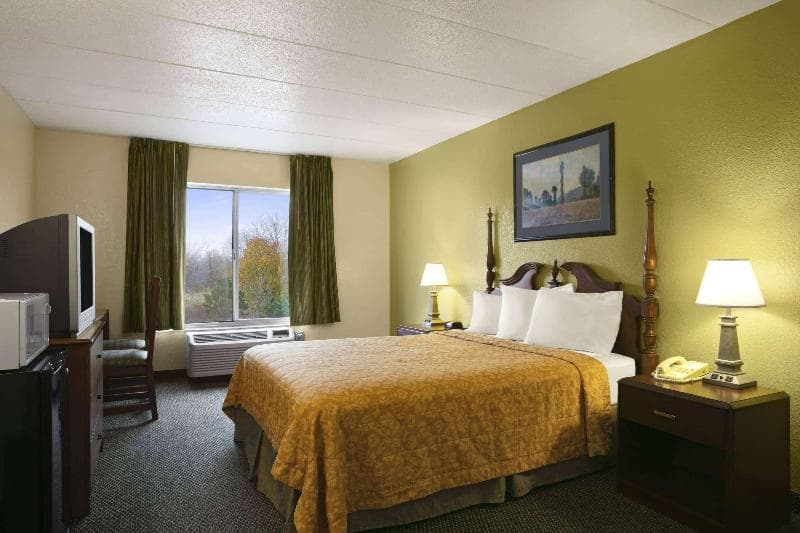 Travelodge by Wyndham Lansing 5
