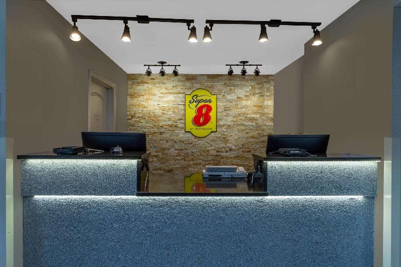 Super 8 by Wyndham South Holland 4