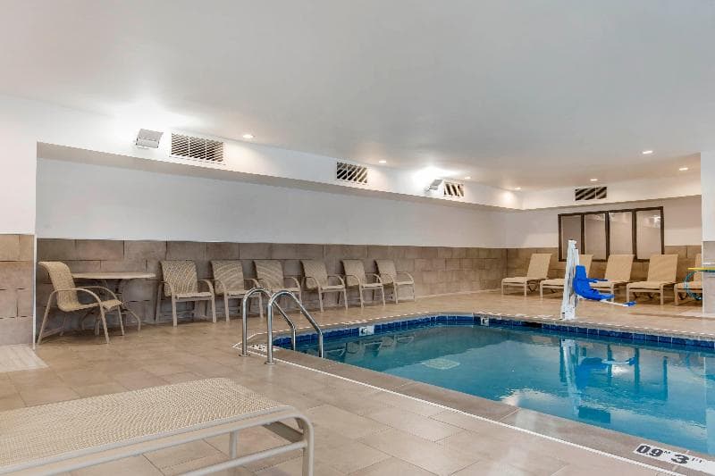 Holiday Inn Express & Suites Chicago West - St Cha 5