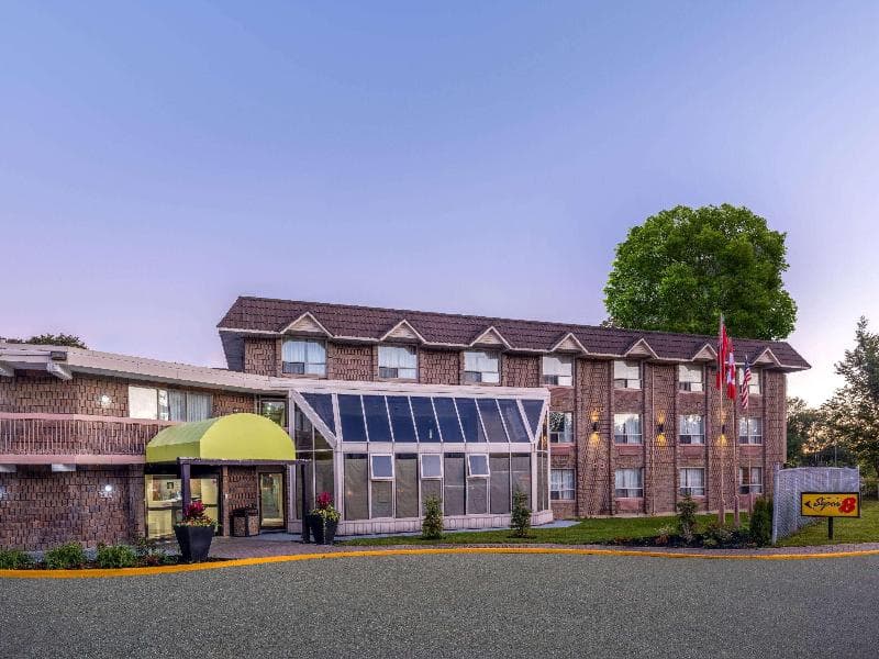 Super 8 by Wyndham Toronto East 3
