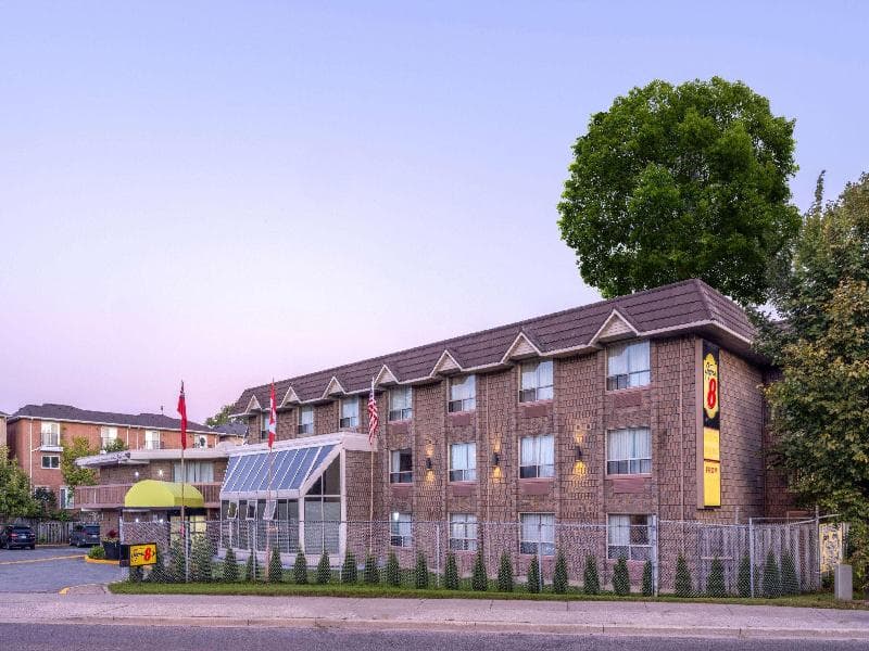 Super 8 by Wyndham Toronto East 4