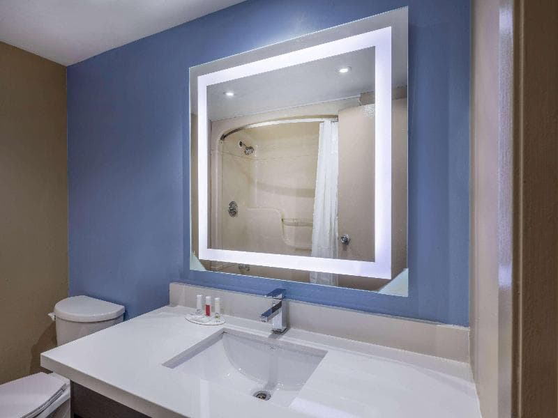 Super 8 by Wyndham Toronto East 5