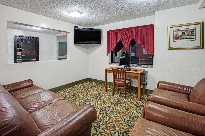 Super 8 By Wyndham Crystal Lake 4