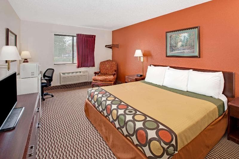 Super 8 By Wyndham Crystal Lake photo 1
