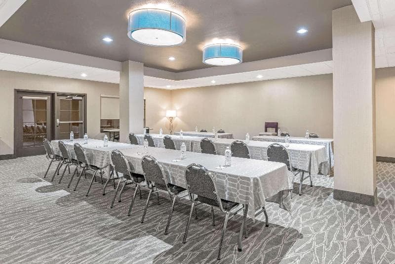 La Quinta Inn & Suites by Wyndham Oklahoma City -Yukon photo 1