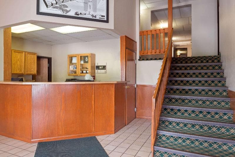 Super 8 by Wyndham Omaha 4