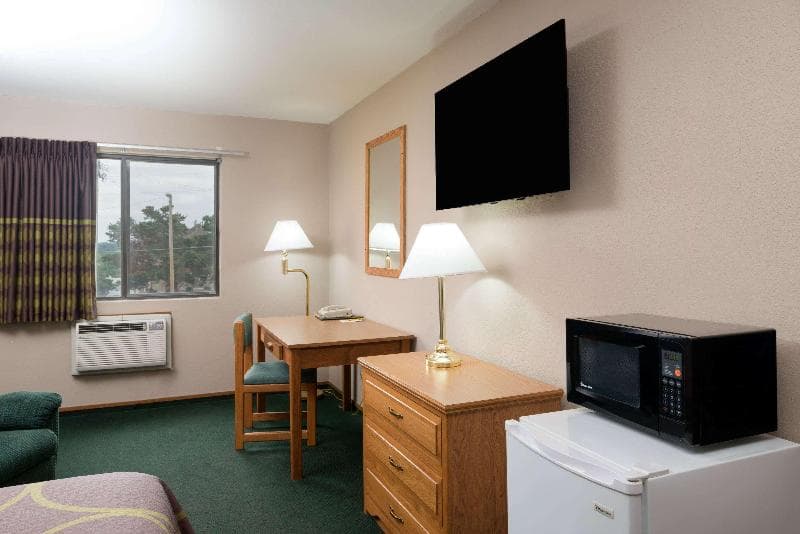Super 8 by Wyndham Omaha photo 1