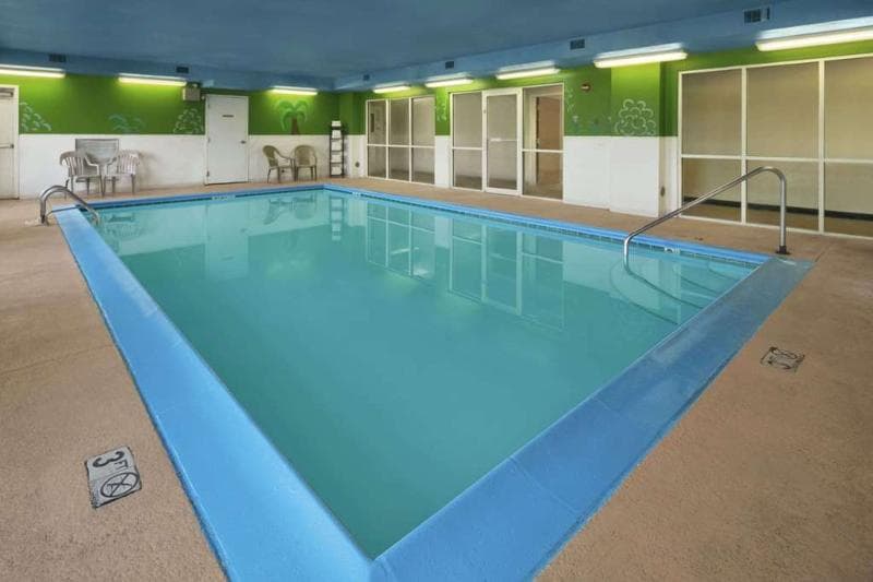 Baymont Inn & Suites Dekalb 4
