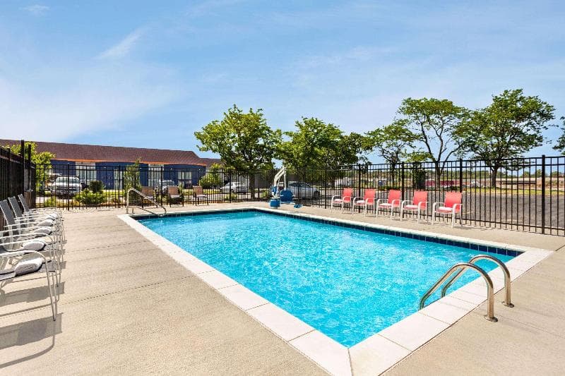 Super 8 by Wyndham Lenexa Overland Park/Mall Area 2