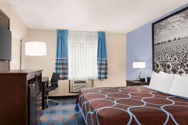 Super 8 by Wyndham Lenexa Overland Park/Mall Area photo 1