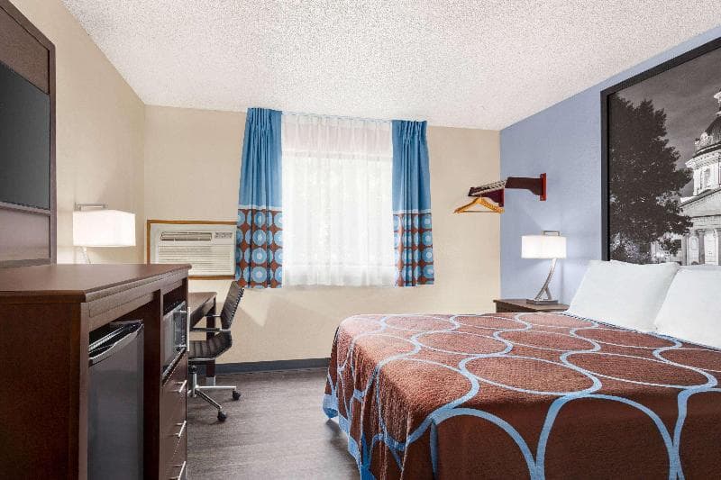 Super 8 by Wyndham Lenexa Overland Park/Mall Area 3