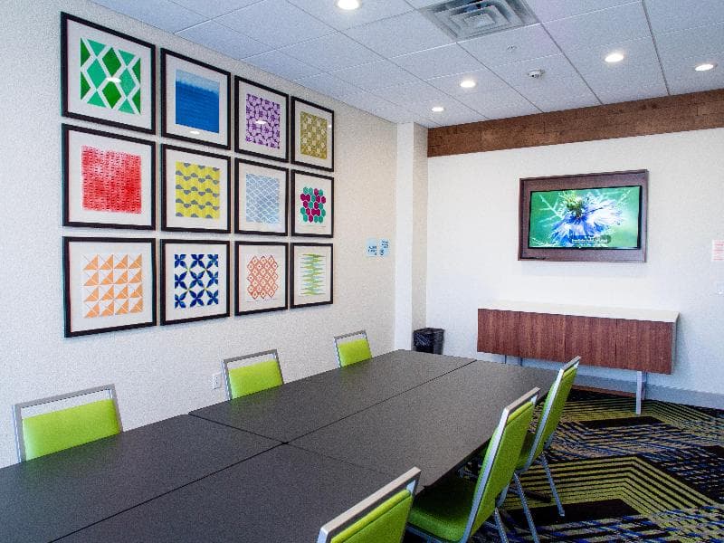 Holiday Inn Express & Suites Oklahoma City Airport 2