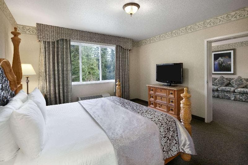 Ramada by Wyndham Olympia 2