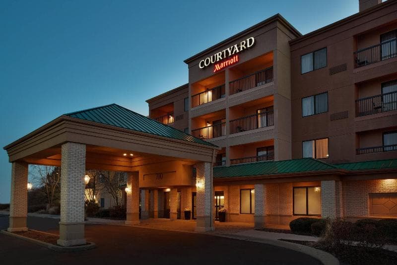 Courtyard Chicago St. Charles 4