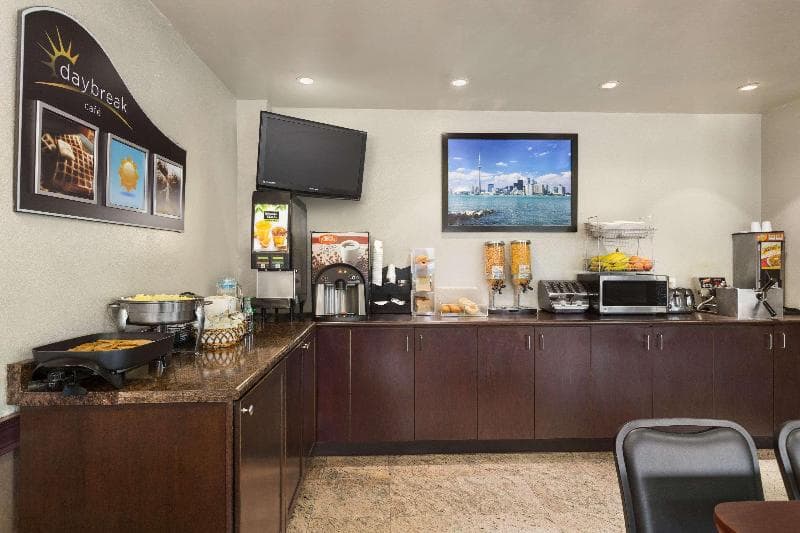 Days Inn By Wyndham Toronto East Lakeview photo 1
