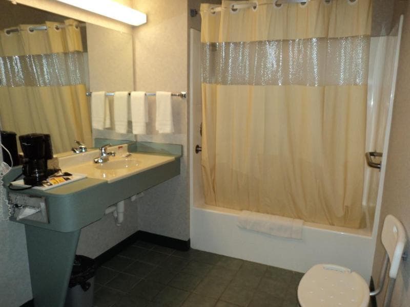 Knights Inn Ottawa 3