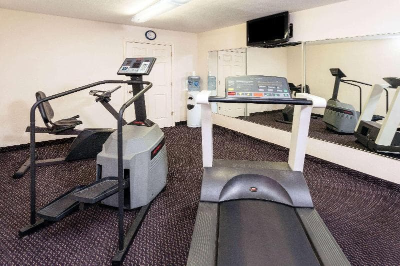 Days Inn & Suites By Wyndham Kokomo 2