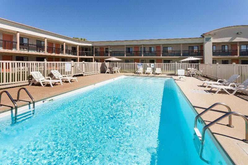 Days Inn & Suites By Wyndham Kokomo 5