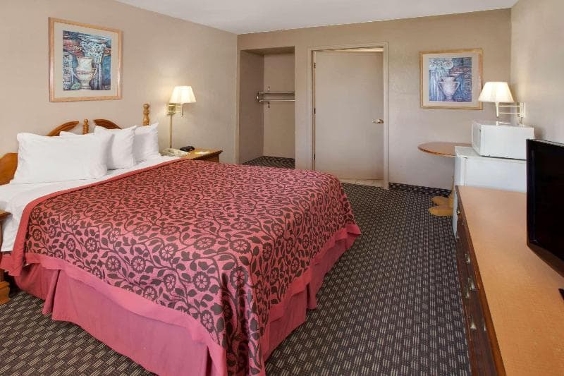 Days Inn & Suites By Wyndham Kokomo 3