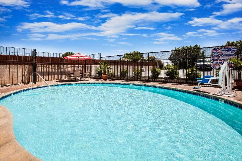 Days Inn & Suites by Wyndham Antioch 4