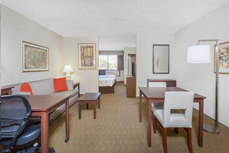 Hawthorn Suites by Wyndham Midwest City Tinker AFB 3