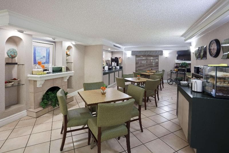 La Quinta Inn by Wyndham Omaha West photo 1