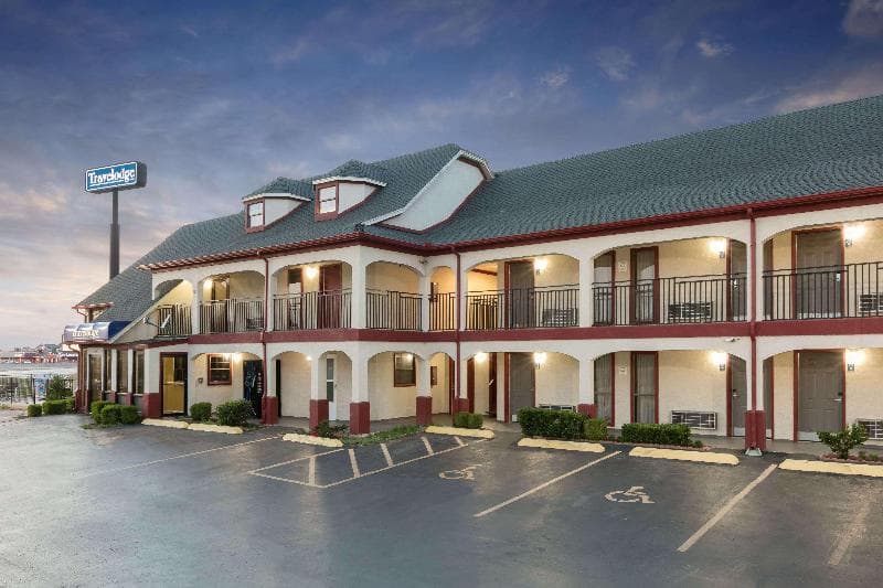 Travelodge Inn & Suites by Wyndham Norman 5