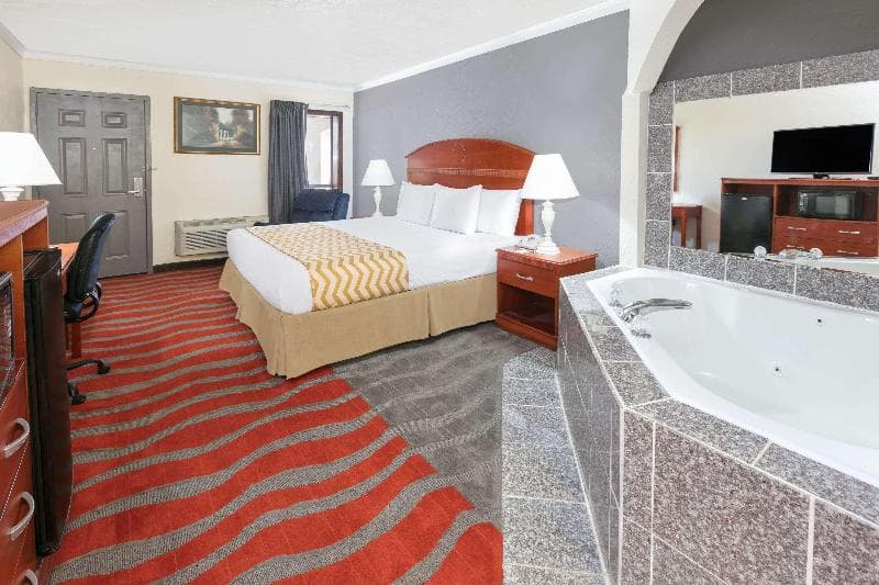 Travelodge Inn & Suites by Wyndham Norman 1