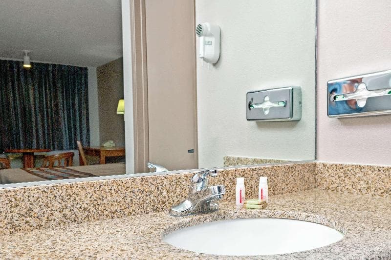 Super 8 by Wyndham Upland Ontario 4