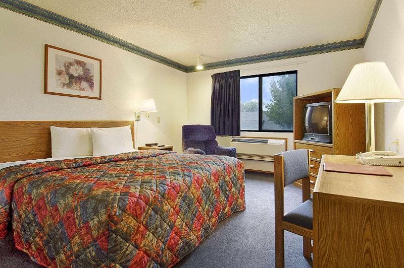 Super 8 by Wyndham Omaha/West Dodge 4