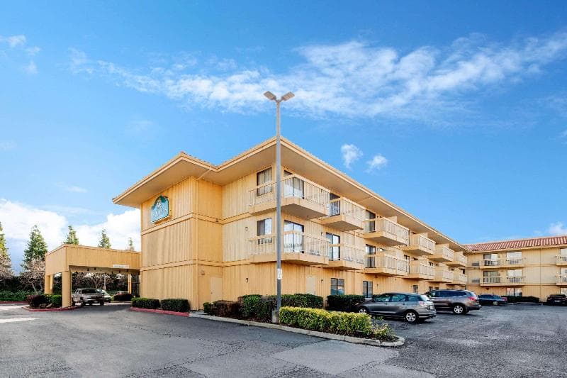 La Quinta Inn & Suites by Wyndham Oakland - Hayward photo 1